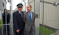 Le ministre de la Justice Jean-Jacques Urvoas visite le 17 octobre 2016 la prison de Riom, accompagné du directeur de l'établissement Pascal Moyon