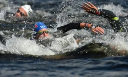 Le Français Marc-Antoine Olivier (c) au 10 km en eau libre lors de l'Euro-2018 de natation, le 9 août 2018 à Glasgow