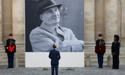 Le président Emmanuel Macron devant le portrait géant de l'acteur Michel Bouquet, décédé à l'âge de 96 ans, lors de l'hommage qui lui a été rendu le 27 avril 2022 aux Invalides à Paris.