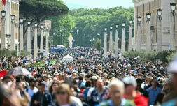 Une foule de fidèles et de pèlerins arrive, depuis la rue della Conciliazione, sur la place Saint-Pierre après la mort du pape François au Vatican le 21 avril 2025