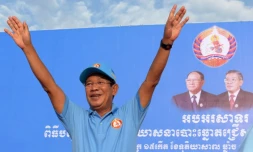 Le Premier ministre cambodgien Hun Sen salue ses partisans lors d'une réunion publique le 27 juillet 2018 à Phnom Penh.