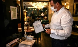 Les clients des restaurants devront laisser leur nom, leur numéro de téléphone et éventuellement leur adresse mail dans un "cahier de contact", comme ici à Paris le 5 octobre 2020.
Ils pourront ainsi être prévenus par l'Assurance maladie en cas de détection d'un cas de Covid-19 chez un consommateur venu dans l'établissement
