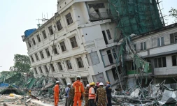 Des équipes de secouristes chinois et bélarusses se coordonnent sur le site d'un bâtiment effondré à Mandalay le 2 avril 2025, cinq jours après le tremblement de terre qui a frappé le centre de la Birmanie