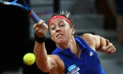 La Française Pauline Parmentier face à  Madison Keys, au cours des demi-finales de Fed Cup, remportées par les Etats-Unis, le 22 avril 2018 à Aix-en-Provence