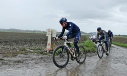 Des coureurs de l'équipe Groupama-FDJ, lors d'une reconnaissance de Paris-Roubaix, le 5 avril 2024