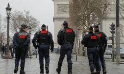 Des policiers en position près de l'Arc de Triompe, le 23 mars 2019 à Paris