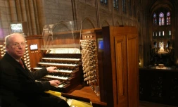 Philippe Lefebvre, l'un des trois organistes de Notre-Dame, pose, le 01 février 2004 à Paris, devant l'orgue de la cathédrale, l'un des plus célèbres au monde, avec ses quelque 7800 tuyaux. 
