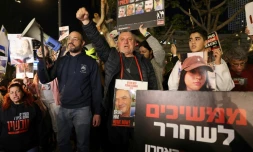 Les familles et soutiens des otages détenus à Gaza par le Hamas depuis l'attaque du 7 octobre manifestent devant le ministÚre israélien de la Défense à Tel Aviv le 15 décembre 2023, appelant à leur libération