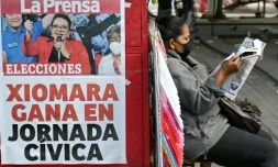 Une femme lisant le journal au Honduras, le 29 novembre 2021, au lendemain de l'élection ayant vu la victoire de Xiomara Castro