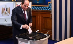 Cette photo diffusée par la présidence égyptienne le 10 décembre 2023 montre le président égyptien Abdel Fattah al-Sissi en train de voter lors de l'élection présidentielle, au Caire, en Egypte