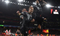 Arjen Robben félicité par Arturo Vidal également buteur pour le Bayern sur le terrain d'Arsenal, le 7 mars 2017 à Londres