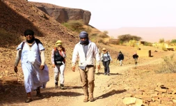 Des touristes dans le village de Tergit, près d'Atar, lors d'une randonnée d'une semaine dans la région de l'Adrar, le 27 décembre 2017 en Mauritanie