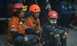 Les secours n'ont détecté aucun signe de vie le 2 octobre 2025 sous les décombres de l'école qui s'est effondrée la veille en Indonésie, où 59 personnes sont encore portées disparues, faisant craindre un lourd bilan humain