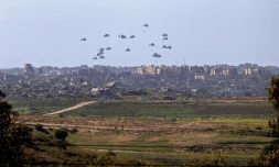 De l'aide est parachutée au-dessus de la bande de Gaza, le 5 mars 2024, vu depuis Israël