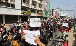Des dizaines de milliers de manifestants ont manifesté dimanche dans les rues de Rangoun contre le coup d'Etat