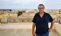 Le maire de Lampedusa Salvatore Martello pose sur la terrasse de l'hôtel de ville, le 26 septembre 2018 sur l'île méditerranéenne