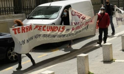 Des manifestants brandissent une banderole devant le tribunal de Marseille au premier jour du procès Terra Fecundis, le 17 mai 2021