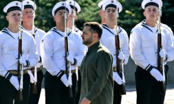 Le président ukrainien Volodymyr Zelensky lors d'une cérémonie militaire, le 23 août 2026 à Kiev 