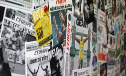 Les Unes du quotidien sportif L'Equipe à Boulogne, le 9 juin 2015, aujourd'hui dopé par le sacre mondial des Bleus