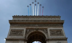 La Patrouille de France au dessus de l'Arc de Triomphe à Paris, le 9 juillet 2025, lors d'une répétition pour le défilé annuel du 14-Juillet