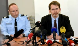 Le procureur Yves Delperie et le chef départemental de la gendarmerie le lieutenant-colonel Frederic Le Meur lors d'une conférence de presse le 17 février 2016 à Rodez