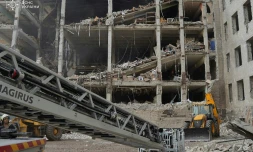 Des sauveteurs ukrainiens dans les décombres de l'institut de communication militaire de Poltava, deux jours après une frappe de missiles russes, le 5 septembre 2024 en Ukraine