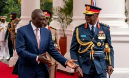 Le chef des armées kényanes, le général Francis Omondi Ogolla (droite), en discussion avec le président kényan William Ruto, lors d'une cérémonie officielle, à Nairobi le 31 octobre 2023