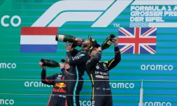 Le Britannique Lewis Hamilton entouré par le Néerlandais Max Verstappen, à gauche, et l'Australie Daniel Ricciardo au Nurburgring le 11 octobre 2020