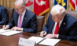 Le président américain Donald Trump (d) et le Premier ministre australien Anthony Albanese signent un accord sur les minéraux critiques à la Maison Blanche, le 20 octobre 2025 à Washington