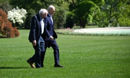 Le président américain Joe Biden (à droite) et le sénateur de gauche Bernie Sanders marchent sur les pelouses de la Maison Blanche, à Washington, le 22 avril 2024