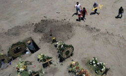 Les proches d'une victime du Covid-19 portent une croix, dans un cimetiĂšre de Valle de Chalco (Mexique), le 4 juin 2020