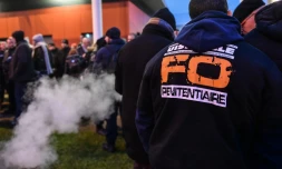 Des surveillants devant le centre pénitentiaire de Vendin-le-Vieil, le 12 janvier 2018