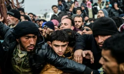 Cohue parmi les réfugiés syriens qui ont fui Alep et attendent de l'assistance à Bab al-Salama, près de Azaz, le 6 février 2016