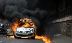 Une voiture de police incendiée lors d'une contre-manifestation non autorisée contre la violence policière, le 18 mai 2016 à Paris