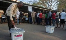 Un électeur vote lors des élections présidentielles et législatives à Lilongwe, le 16 septembre 2025 au Malawi