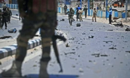 Un membre des forces de sécurité somaliennes sur le lieu d'un attentat à Madadiscio, le 30 août 2016