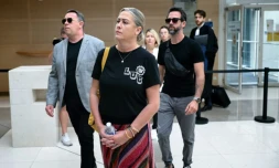 Les enfants de Gisèle Pelicot, dont  sa fille Caroline Darian (C), arrivent au palais de justice d'Avignon le 5 septembre 2024