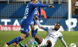 Le défenseur troyen Adil Rami, à la lutte avec le milieu de terrain brésilien de Marseille, Gerson, lors de la 26e journée de Ligue 1, le 27 février 2022 au Stade de l'Aube