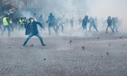 Un manifestant jette un pavé vers les forces de l'ordre près de l'Arc de triomphe à Paris le 16 mars 2019