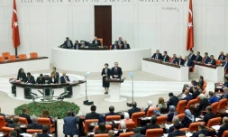 Le président turc Recep Tayyip Erdogan (C) s'adresse au députés du parlement, le 1er octobre 2016 à Ankara