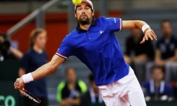 Le Français Jérémy Chardy face au Britannique Daniel Evans en Coupe Davis au Kindarena de Rouen, le 7 avril 2017