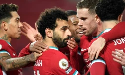 L'attaquant de Liverpool Mohamed Salah (c) félicité par ses coéquipiers aprÚs avoir marqué contre Tottenham, le 16 décembre 2020 à Anfield