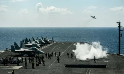 Un chasseur Super Hornet F-18 décolle du porte avion USS Harry S. Truman en mer Méditerranée, le 8 mai 2018