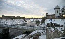 Le fleuve Narva entre le château de Narva (d), en Estonie, et la forteresse Ivangorod (g), en Russie, le 15 janvier 2026