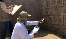 Des archéologues travaillent sur des peintures murales du site précolombien Chan Chan, le 16 juin 2018 au Pérou 