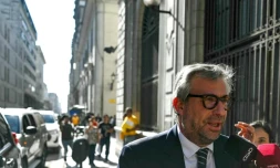 L'ancien chef de l'Office national des processus électoraux du Pérou (ONPE), Piero Corvetto, à son arrivée au parquet à Lima, le 21 avril 2026