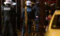Des policiers et des membres de la BRI dans le 12 arrondissement à Paris où deux femmes ont été prises en otage par un homme muni d'une arme blanche, le 20 décembre 2021
