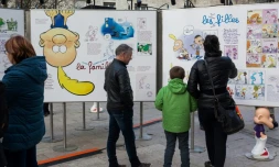 Des visiteurs devant l'exposition consacrĂ©e Ă Titeuf, le 24 janvier 2018 au Festival de la BD d'AngoulĂȘme