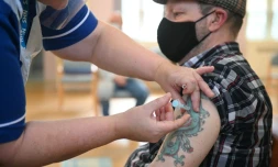 Un homme reçoit une dose de vaccin contre le Covid dans un hôpital de Belper, en Angleterre, le 16 décembre 2022