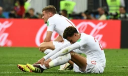 La tristesse des Anglais Jamie Vardy (g) et Dele Alli après l'élimination par la Croatie en demi-finale du Mondial, le 11 juillet 2018 à Moscou